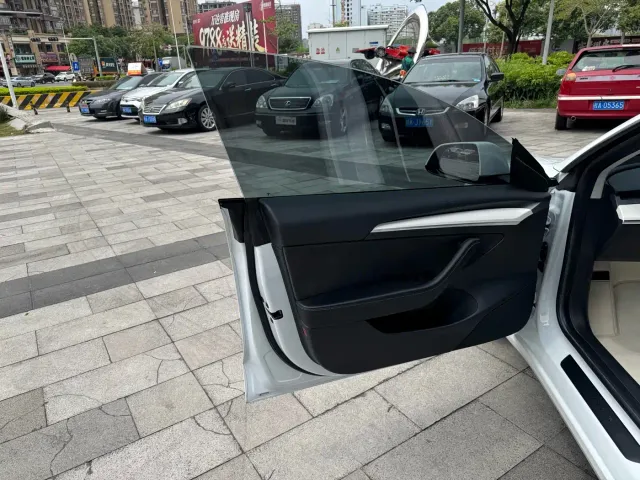 Tesla Model 3 — Фото автомобиля 20