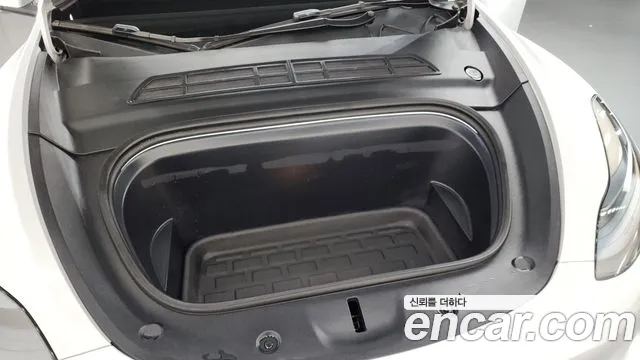 Tesla Model Y — Фото автомобиля 9