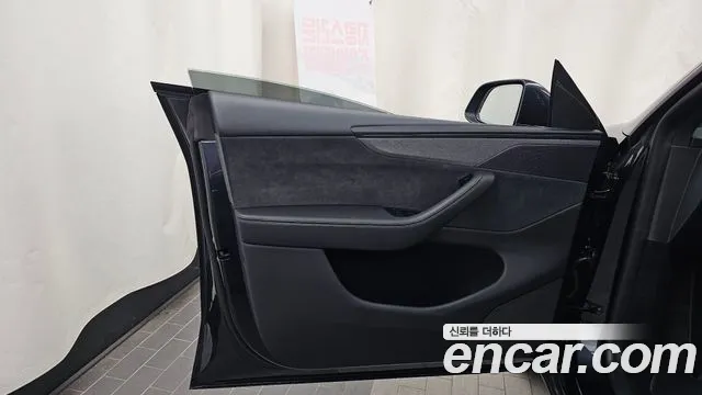 Tesla Model Y — Фото автомобиля 13