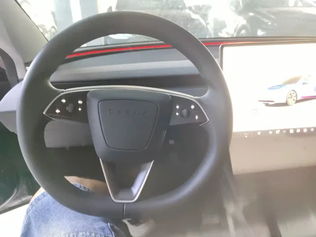 Tesla Model 3 — Фото автомобиля 5