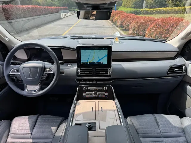 Lincoln Navigator — Фото автомобиля 15