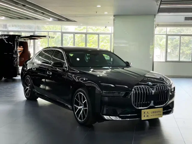 BMW i7 — Фото автомобиля 3
