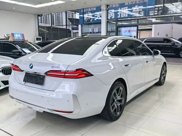 BMW 5 Series — Фото автомобиля 6