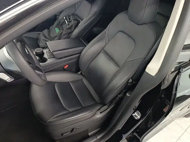 Tesla Model Y — Фото автомобиля 14