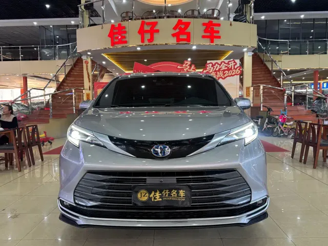 Toyota Sienna — Фото автомобиля 2