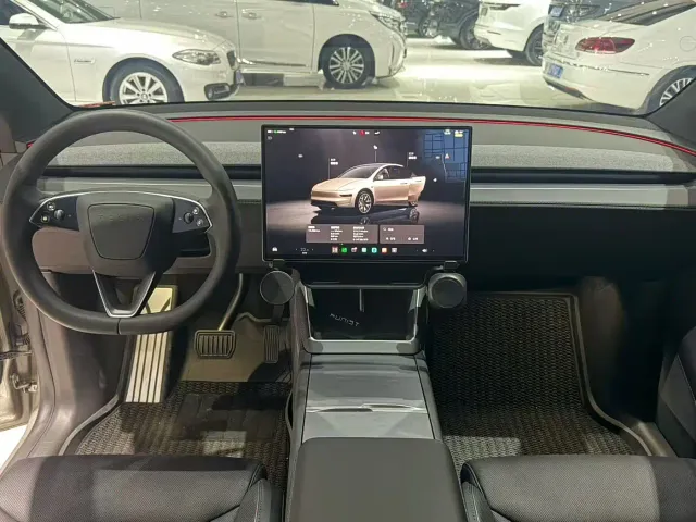 Tesla Model Y L — Фото автомобиля 7