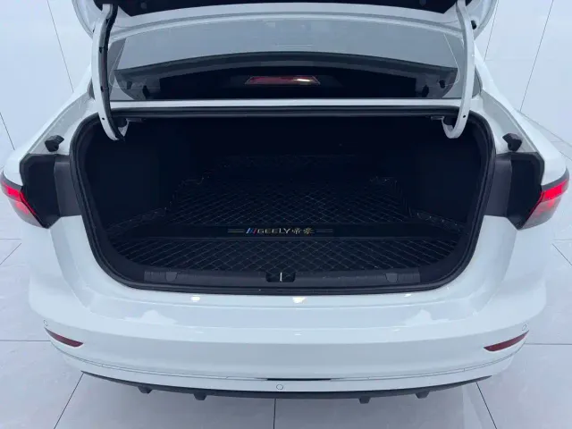 Geely Emgrand — Фото автомобиля 12