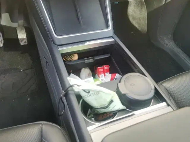 Tesla Model Y — Фото автомобиля 16