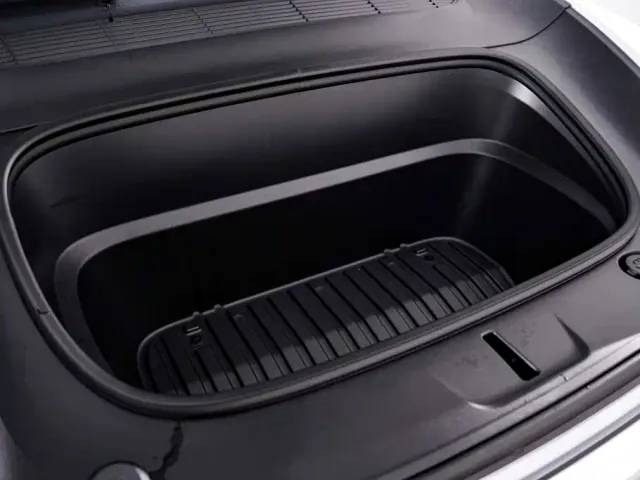 Tesla Model Y — Фото автомобиля 13