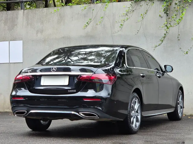 Mercedes-Benz E-Class — Фото автомобиля 4