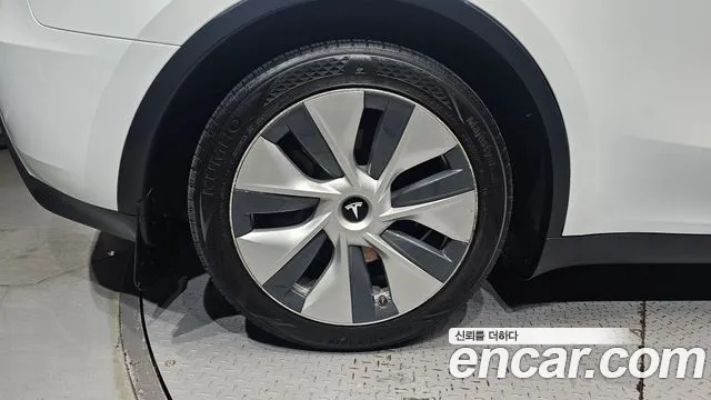 Tesla Model Y — Фото автомобиля 5