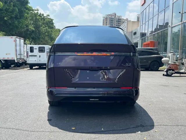 Xpeng X9 — Фото автомобиля 8