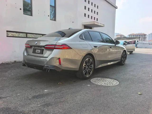 BMW 5 Series — Фото автомобиля 13