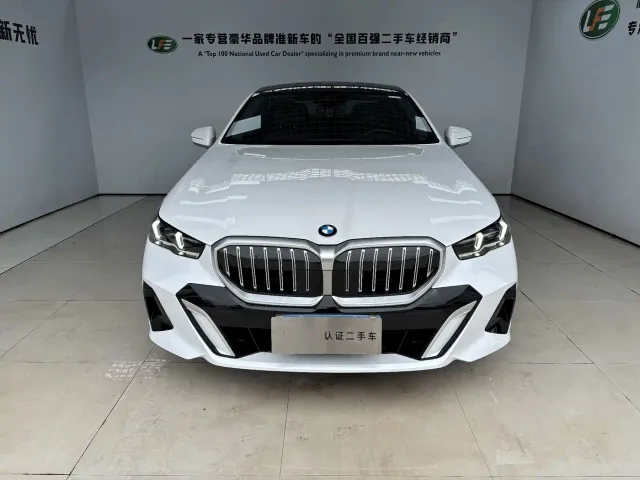 BMW 5 Series — Фото автомобиля 3