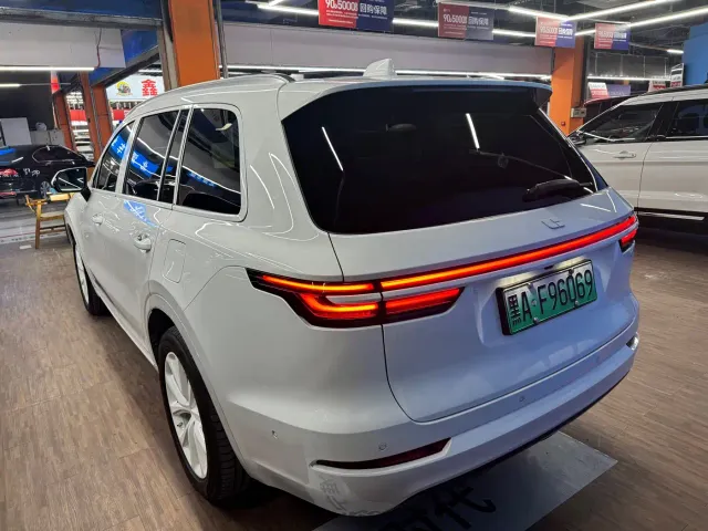 Li Auto ONE — Фото автомобиля 9