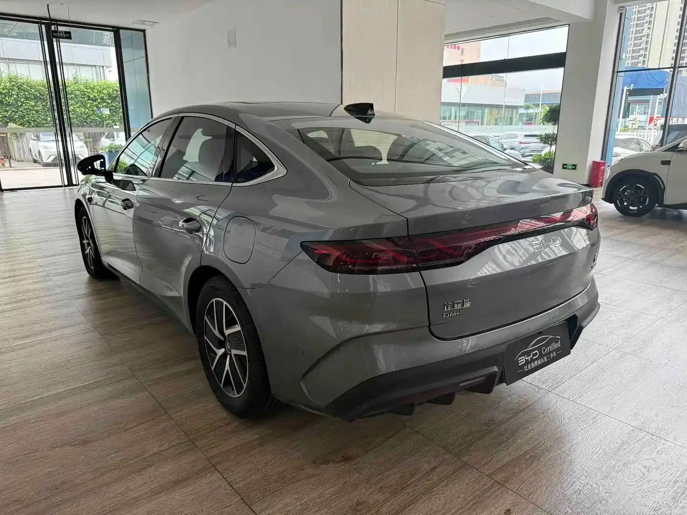 BYD Qin L 2025 DM-i Smart Drive Edition 120KM Surpassing — Фото автомобиля 3