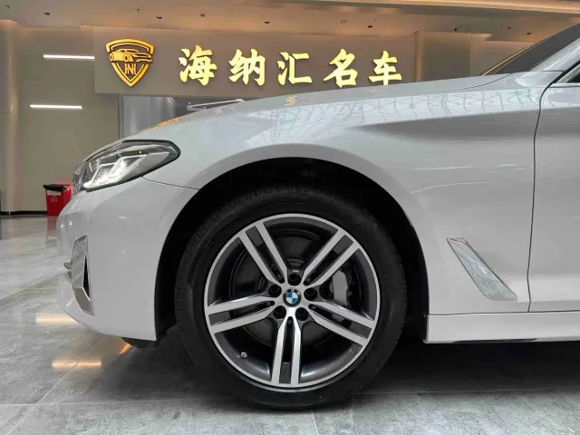 BMW 5 Series — Фото автомобиля 16