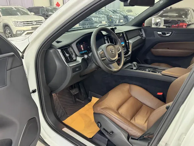 Volvo XC60 — Фото автомобиля 4