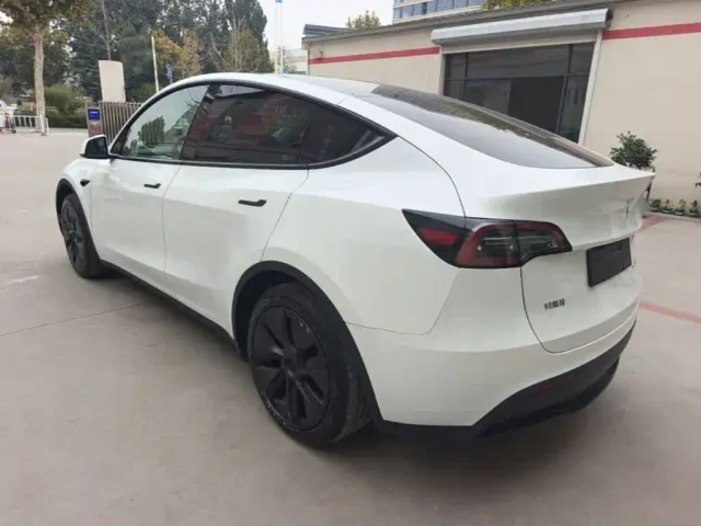 Tesla Model Y — Фото автомобиля 4