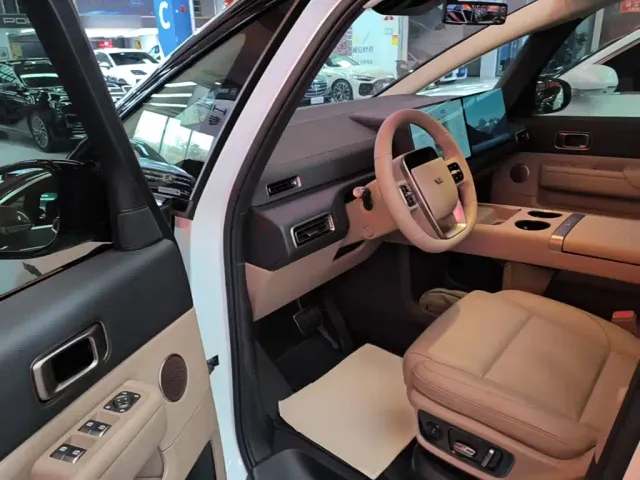 Li Auto MEGA — Фото автомобиля 15