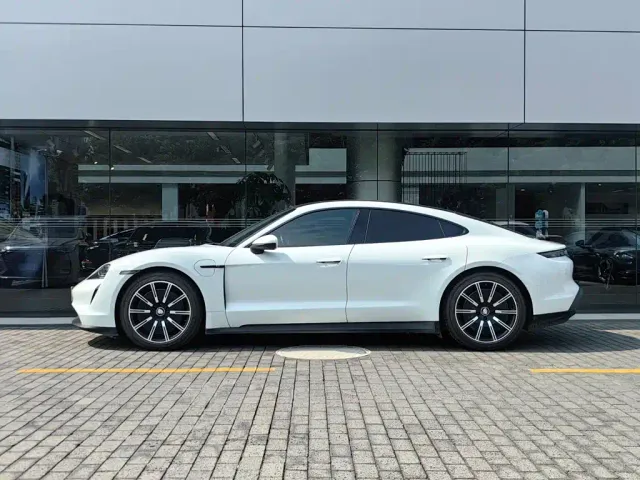Porsche Taycan — Фото автомобиля 2