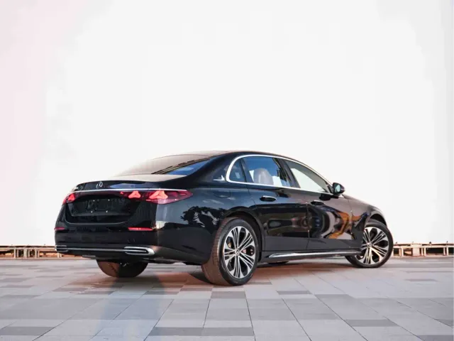 Mercedes-Benz E-Class — Фото автомобиля 3