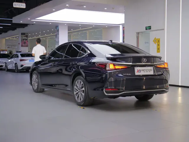 Lexus ES — Фото автомобиля 4