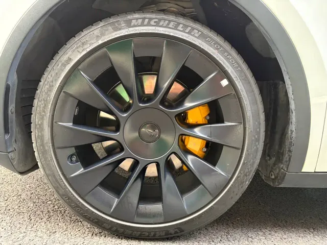Tesla Model Y — Фото автомобиля 9