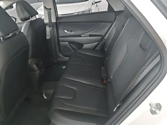 Hyundai Elantra — Фото автомобиля 16