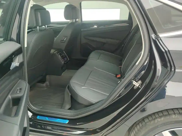 Volkswagen Passat — Фото автомобиля 11