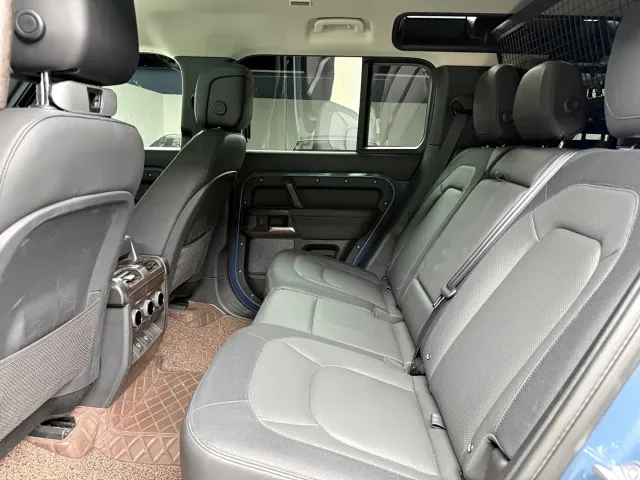 Land Rover Defender — Фото автомобиля 11