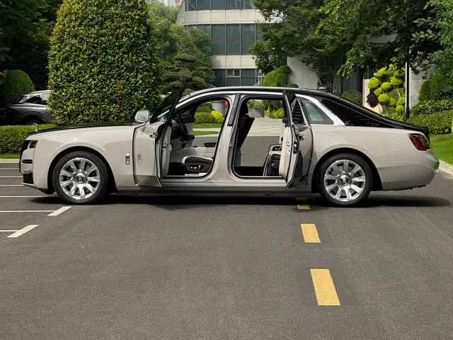 Rolls-Royce Ghost — Фото автомобиля 11
