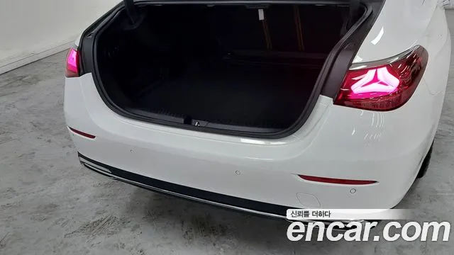 Mercedes-Benz E-Class — Фото автомобиля 11
