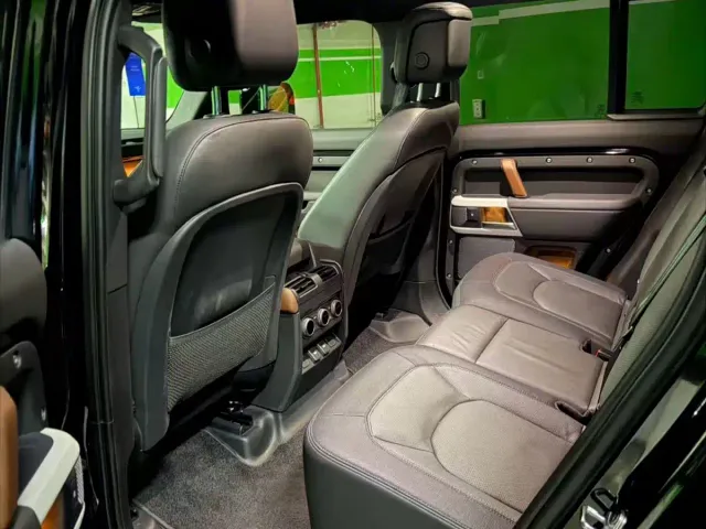 Land Rover Defender — Фото автомобиля 8