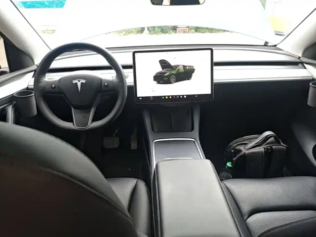 Tesla Model Y — Фото автомобиля 9