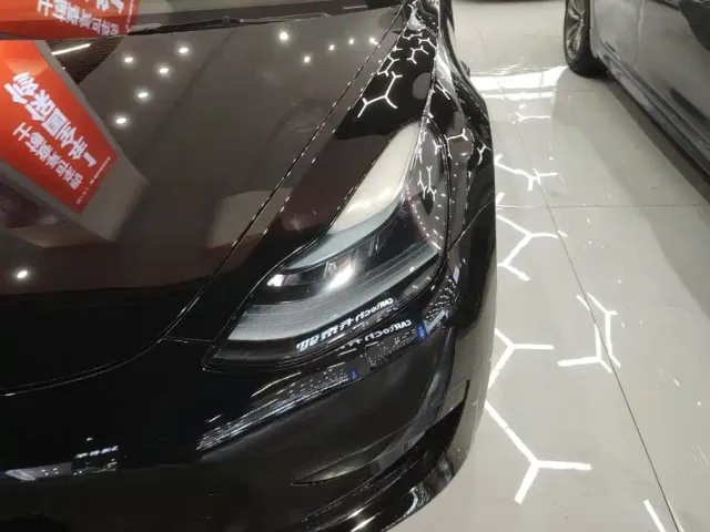 Tesla Model 3 — Фото автомобиля 5
