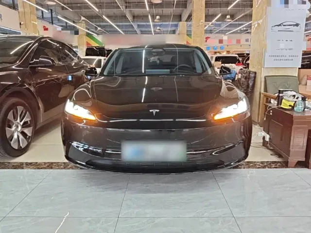 Tesla Model 3 — Фото автомобиля 2