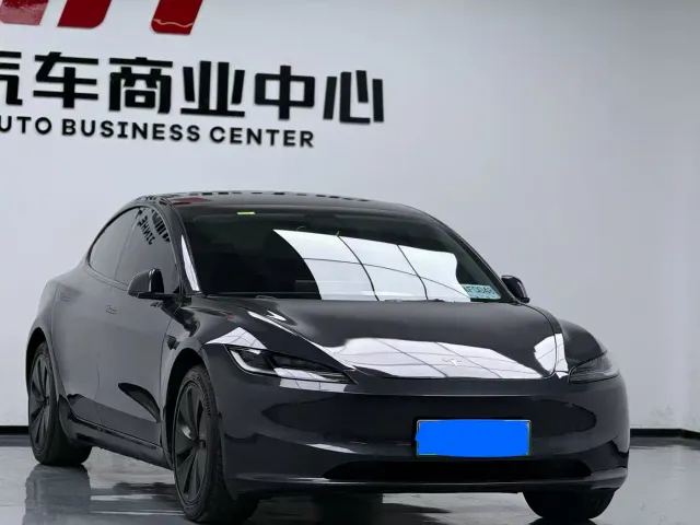 Tesla Model 3 — Фото автомобиля 2