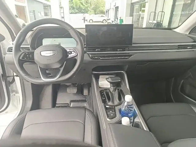 Geely Emgrand — Фото автомобиля 9