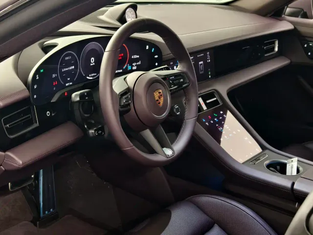 Porsche Taycan — Фото автомобиля 11