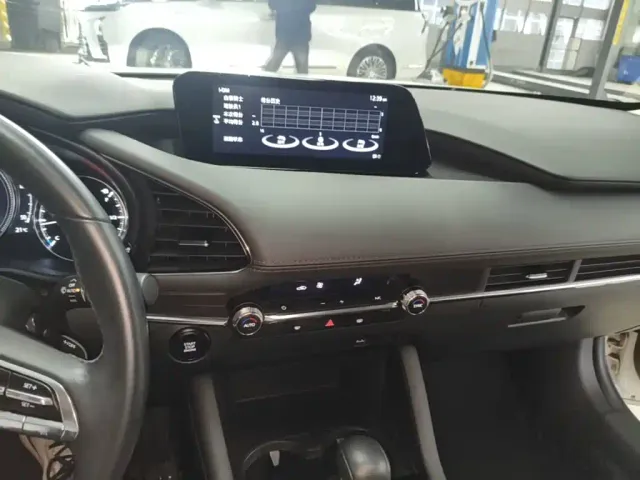 Mazda Axela — Фото автомобиля 12