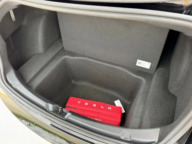 Tesla Model 3 — Фото автомобиля 19