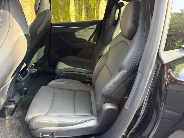 Tesla Model Y — Фото автомобиля 12