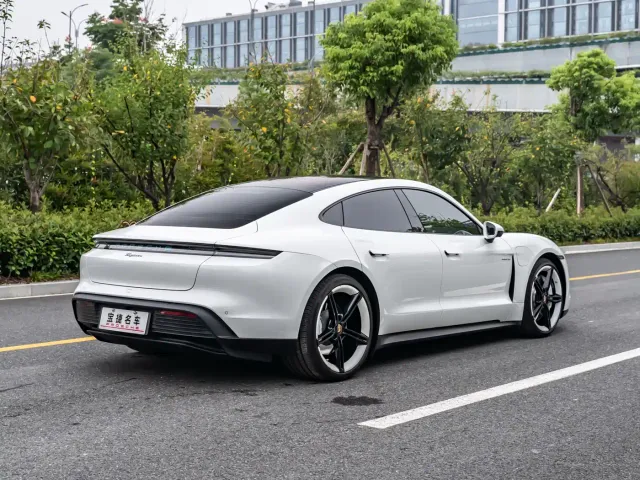 Porsche Taycan — Фото автомобиля 6