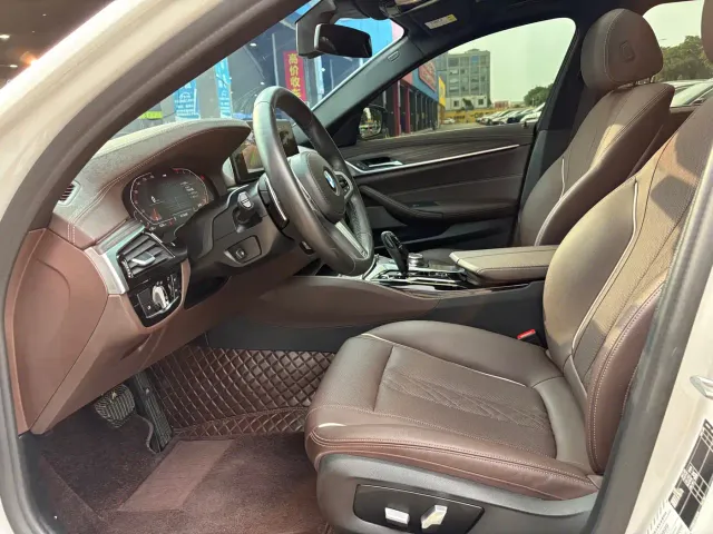 BMW 5 Series — Фото автомобиля 11