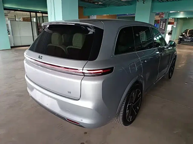 Li Auto L8 — Фото автомобиля 6