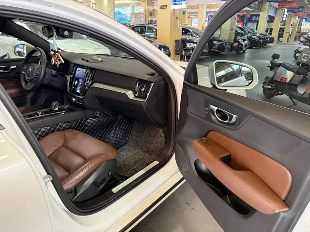Volvo S60 — Фото автомобиля 8