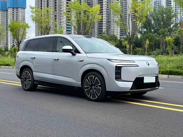 Denza N8L — Фото автомобиля 3