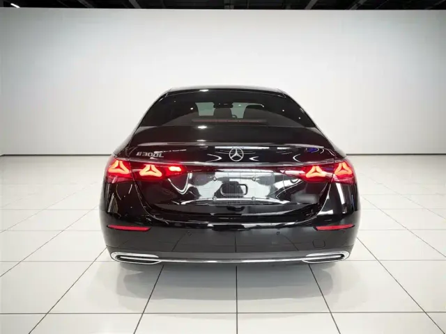 Mercedes-Benz E-Class — Фото автомобиля 3