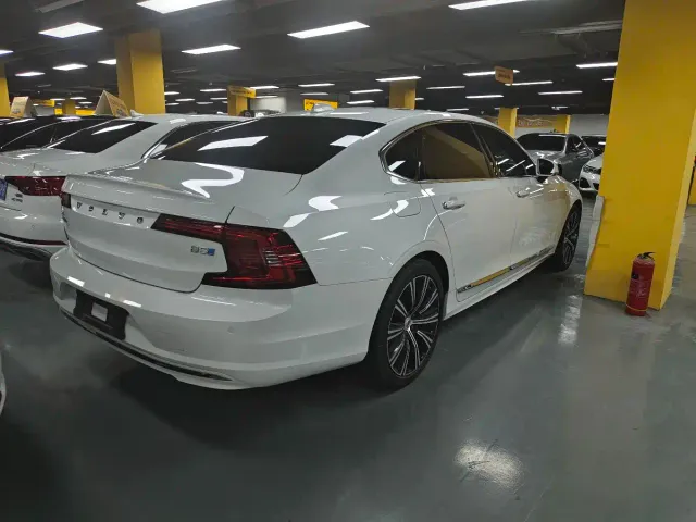 Volvo S90 — Фото автомобиля 9